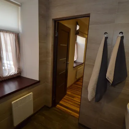 Modern With Free Parking Апартаменти *