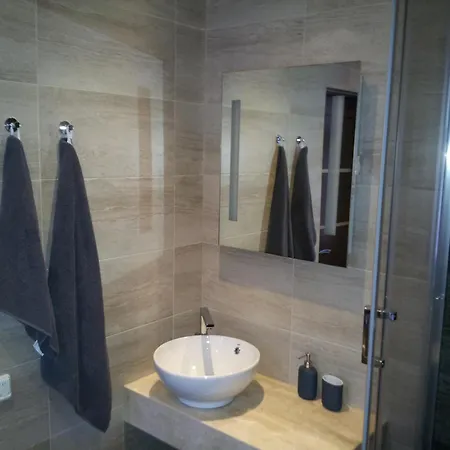 Modern With Free Parking Apartment *