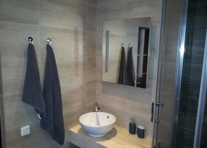 Modern With Free Parking Apartment *