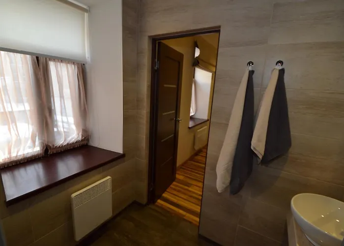 Modern With Free Parking Apartment *